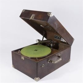 Lot 47: Victor Victrola VV-50 Portable Phonograph