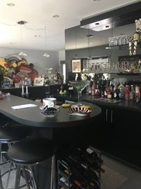 Bar collectibles & glassware