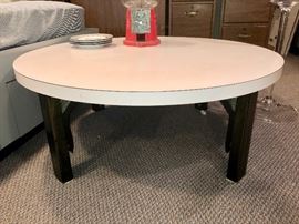Mica round table which raises up