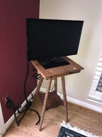 ANTIQUE WOODEN TABLE AND SMALL TV
