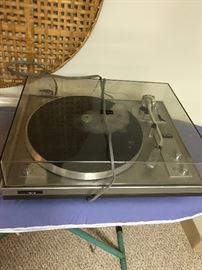 VINYL RECORD PLAYER