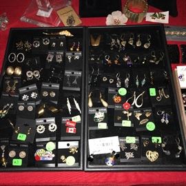 LOTS AND LOTS OF COSTUME JEWELRY -NECKLACES / BRACELETS / EARRINGS / BROOCHES / RINGS