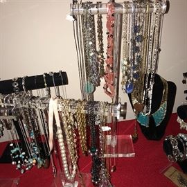 LOTS AND LOTS OF COSTUME JEWELRY -NECKLACES / BRACELETS / EARRINGS / BROOCHES / RINGS