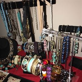 LOTS AND LOTS OF COSTUME JEWELRY -NECKLACES / BRACELETS / EARRINGS / BROOCHES / RINGS