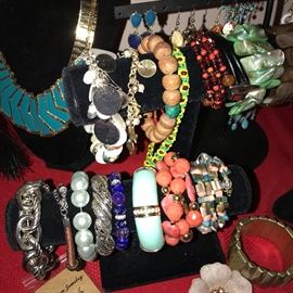 LOTS AND LOTS OF COSTUME JEWELRY -NECKLACES / BRACELETS / EARRINGS / BROOCHES / RINGS