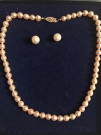 NATURAL PEARL NECKLACE AND EARRINGS 