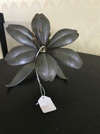 Neat little metal flower, each pedal comes out and is an ashtray