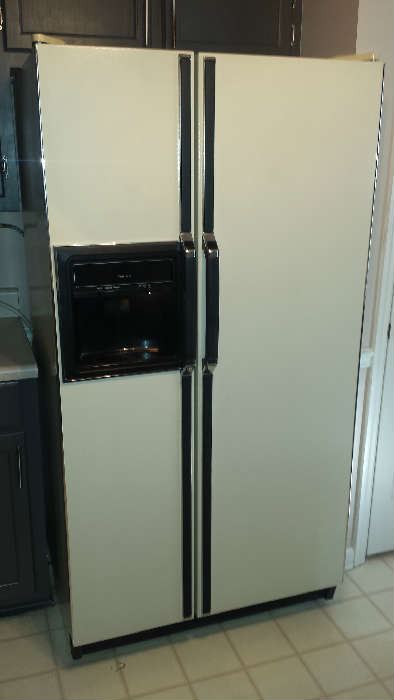 Side by Side Refrigerator, Works great  