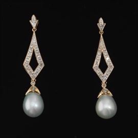 Ladies Gold, Pearl and Diamond Pair of Dangling Drop Earrings 