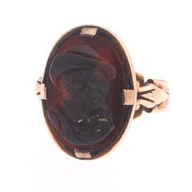 Victorian Gold and Carved Agate Cameo Ring 