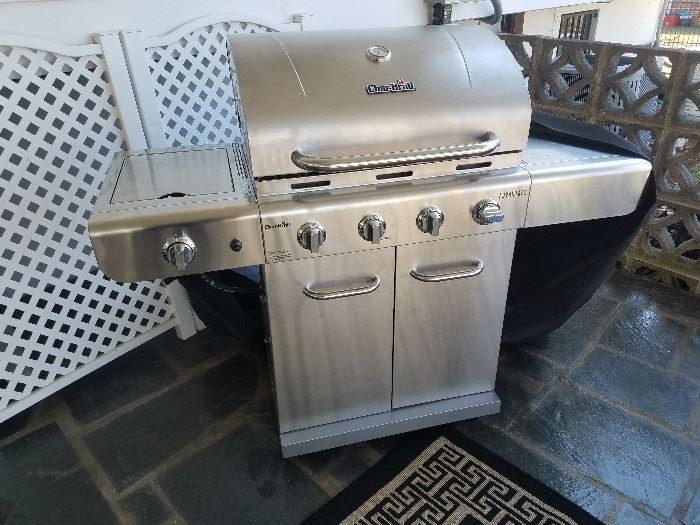 Charbroil like new grill