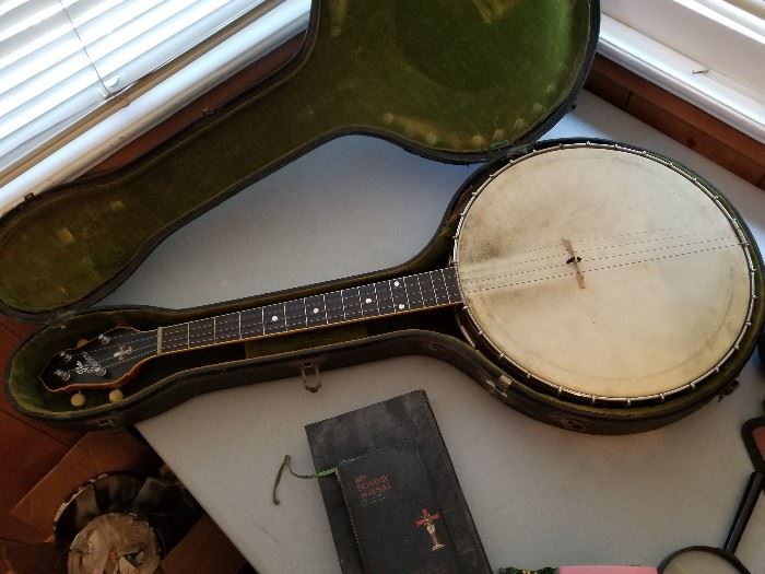 Gibson tenor banjo circa 1920