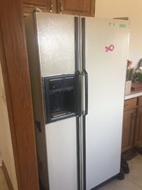 Double door refrigerator