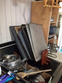 Utensils, pans and cooking sheets