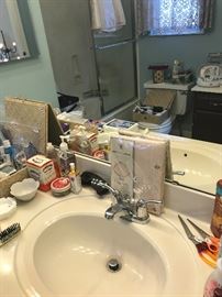 Assorted Bathroom Items