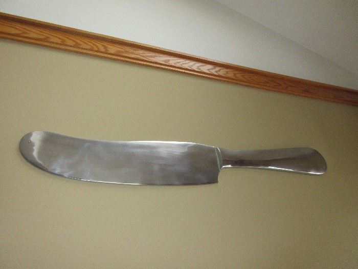 There's a fork and spoon to go with this giant knife