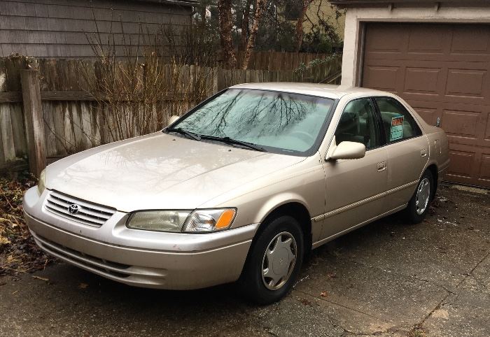 1999 Toyota Camry CE ~ 2.2 liter 4 cylinder {117k miles} New Alternator & Battery. 