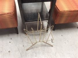 Atomic magazine holder