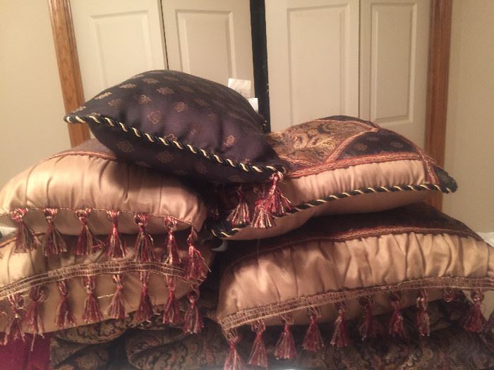 Pillows that match queen comforter set