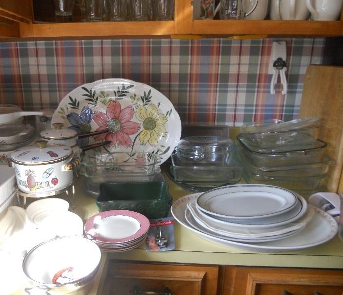 Kitchen items incl. Pyrex, Corningware, Pots, Pans and small appliances