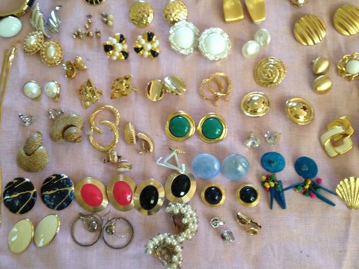 Large amount of costume jewelry incl. assortment of earrings