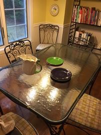 Lovely kitchen table with 6 chairs