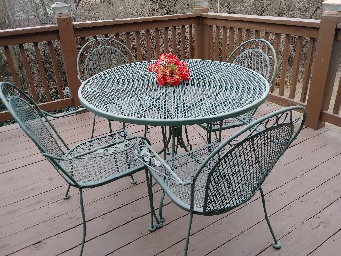 outdoor wrought iron table and chairs