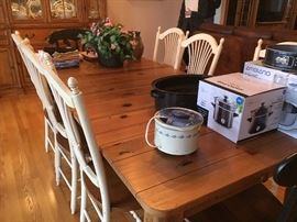 Beautiful Ethan Allen table and 8 chairs.