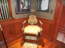 Barber Chair Great carved arms in the shape of dogs