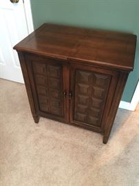 Vintage Singer Sewing Machine in Cabinet