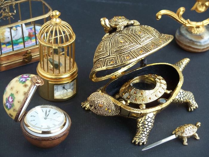 Brass turtle magnifying glass set