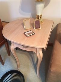 Hammary end table with matching glass top coffee table