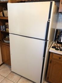Kenmore fridge  with icemaker all in working order very cold