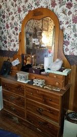Dresser w/mirror