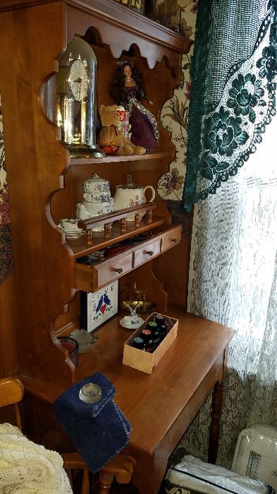 Nice small writing desk