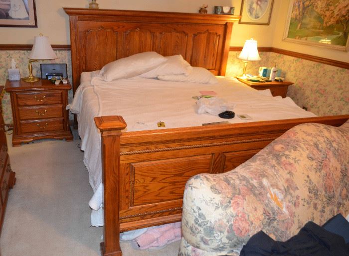 oak bedroom suite - queen bed, 2 nightstands, dresser & chest of drawers