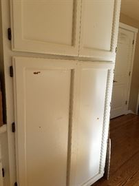 Plain wood kitchen cabinetry