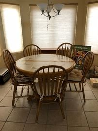Beautiful Kitchen table and 5 chairs