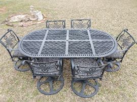 Very nice 7-piece set of Landgrave cast aluminum outdoor dining set, with set cushions. 