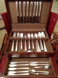 84-piece set Rogers silverplated flatware, in mahogany chest.