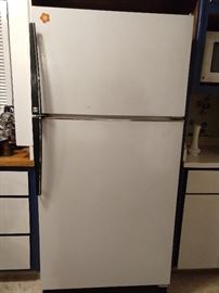 Lovely Amana refrigerator/freezer, with an ice maker that actually works -  it STILL works.