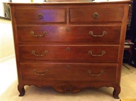 Hmm, I really do think that Ethan Allen salesperson had a thing for this lady. So many items in this house are from that maker, not a bad thing. This attractive 5-drawer chest matches the semainier and vice versa.