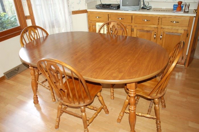 Cochrane Georgetown dining room set, with four chairs and 2 leaves.