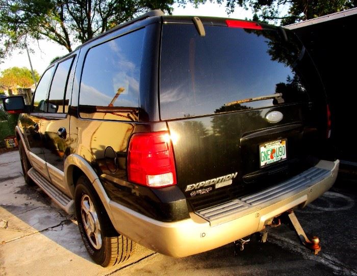  Ford Expedition 2005, Eddy Bauer model package, leather interior, clean seats no damage---runs great only 150,000 Miles