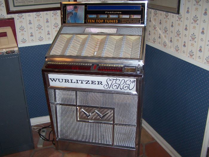 Wurlitzer 1963 model 2700 juke box with records