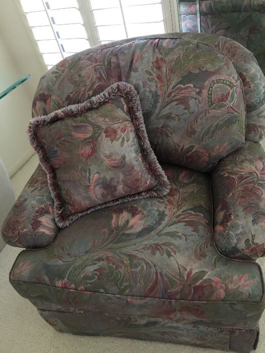 Thomasville Mauve Multicolored chair  approx 33 inch ht and 38 inch wide