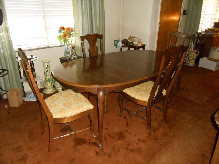Queen Anne table/chairs