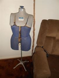 Expandable dress form