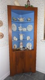 Corner cabinet with plate grooves