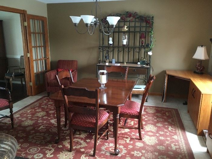 beautiful dining set w/ 6 chairs (2 armchairs not shown)